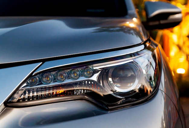 Detalles exteriores del coche. De cerca las luces de detalle LED en un coche moderno.