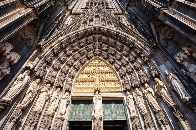 Detalles de la fachada de la Catedral de Colonia Alemania