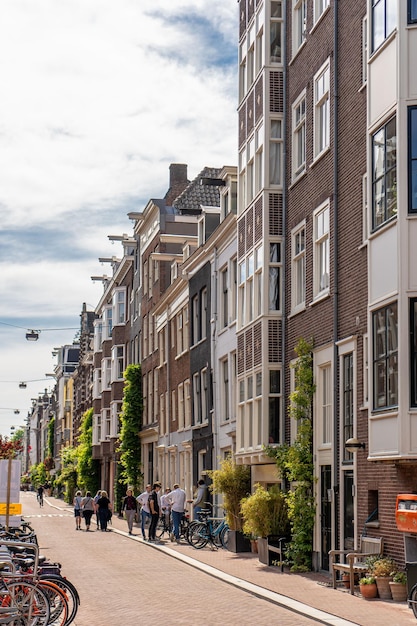 Detalles y fachadas de la construcción de ladrillo característica de Ámsterdam de un edificio residencial al estilo de la Escuela de Ámsterdam Foto de alta calidad