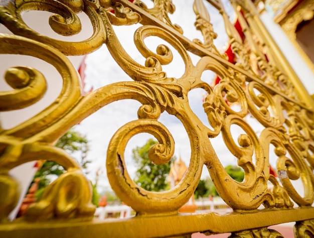 Detalles y fragmentos del antiguo templo budista tradicional en tailandia
