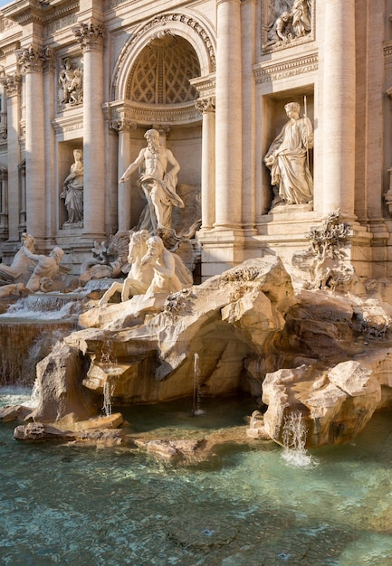Detalles de la fuente de Trevi en Roma Italia