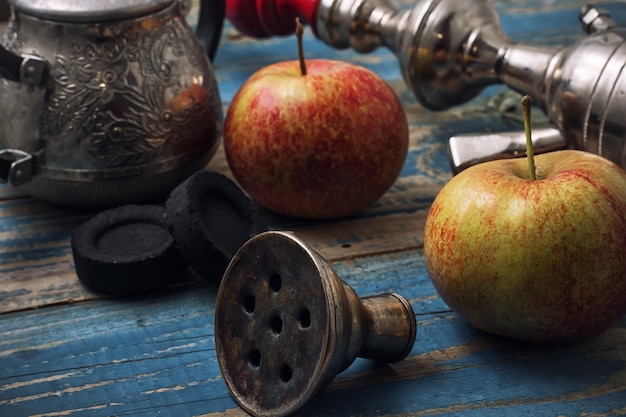 Detalles de fumar narguile sobre fondo de manzanas