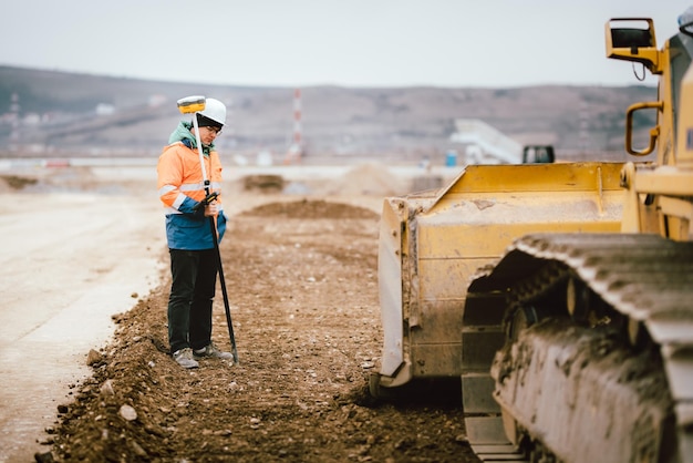 Detalles de geodesia Trabajadores del sitio de construcción que construyen carreteras y caminos Detalles del ingeniero topógrafo