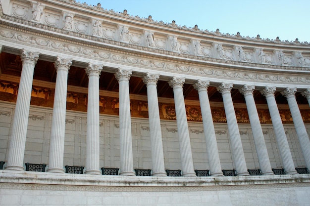 Foto detalles de la gran columna vittorio emanuele la piazza venezia en roma italia