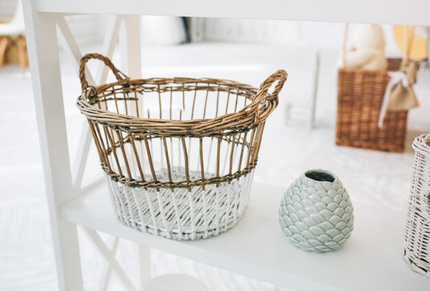 Detalles del hogar decoraciones en el estante fondo de madera estilo loft acogedor estado de ánimo rústico nueces en el frasco canasta de paja