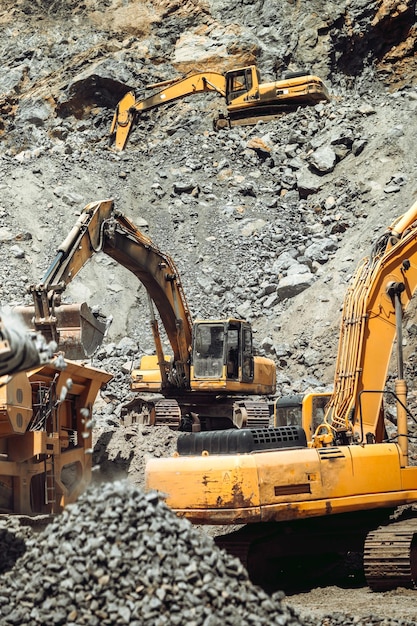 Detalles de la industria mina de mineral a cielo abierto Cerrar detalles de excavadora industrial trabajando en sitexA