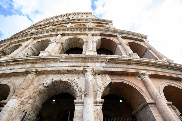 Detalles del interior y exterior del Coliseo, la antigua arena de los gladiadores. Italia, Roma