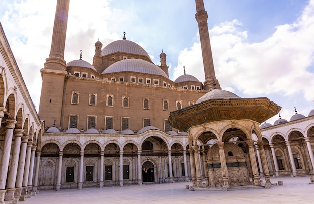 Detalles del interior de la Mezquita de Alabastro en la ciudad de El Cairo en Egipto