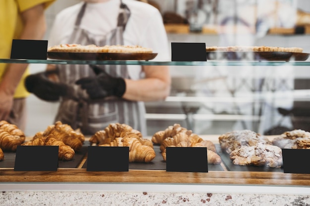 Foto detalles interiores en la panadería y cafetería.