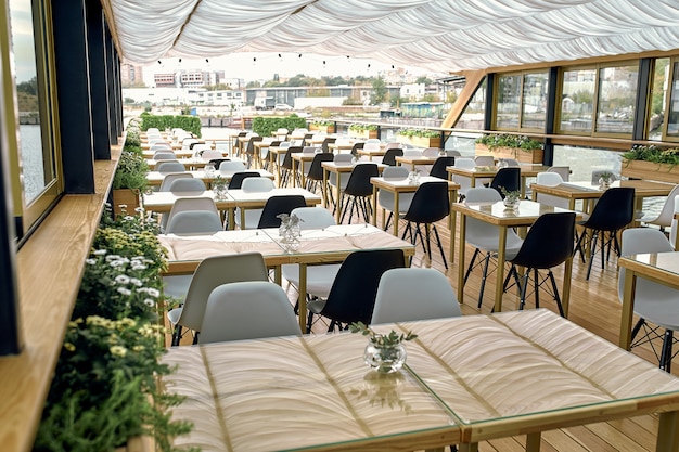 Detalles interiores del restaurante en el barco. Concepto de diseño interior de un restaurante en un barco.