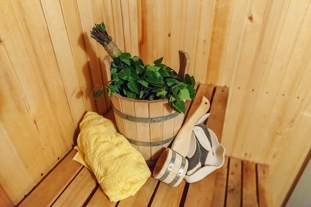 Detalles interiores sauna finlandesa baño de vapor baño con accesorios tradicionales de sauna lavabo escoba de abedul cuchara de fieltro toalla de sombrero