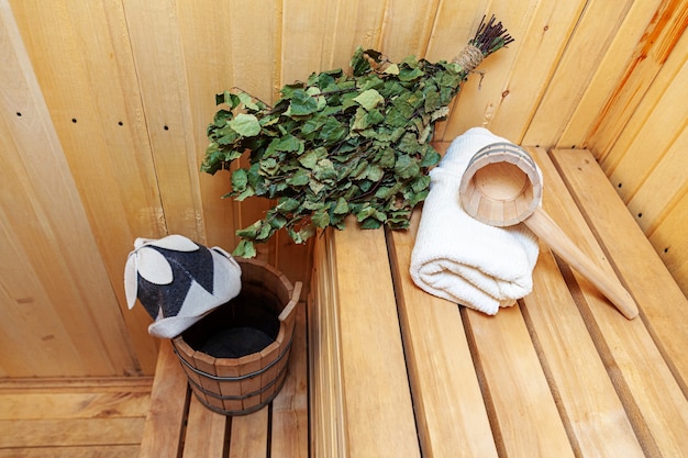 Detalles interiores tradicional antigua casa de baños rusa sauna finlandesa SPA y accesorios