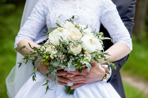 Detalles de la mañana de la boda Ramo de novia en manos de la novia en suaves colores pastel