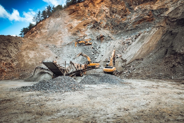 Detalles de minería de mineral de hierro de cantera de mina de hierro Maquinaria industrial que trabaja con camiones volquete y cargadores trituradores y trituradores de rocas