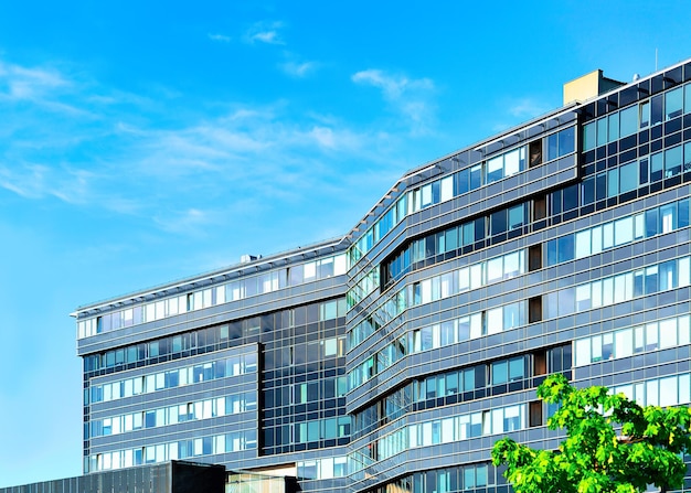 Detalles del moderno edificio de oficinas rascacielos del distrito financiero