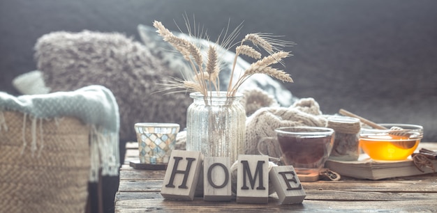 Detalles de naturaleza muerta del interior de la casa en una mesa de madera