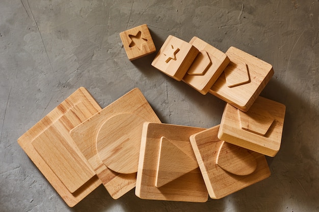 Detalles de una pirámide de madera de juguete para niños. Figuras geometricas.