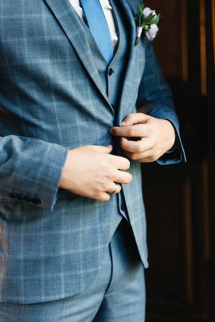 Los detalles de la preparación del día de la boda del novio.