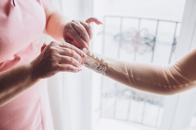 Detalles De Primer Plano De Un Vestido De Dama De Honor Blanco.