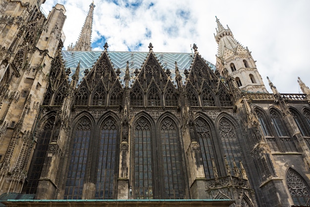 Detalles del techo y la torre de Stephansdom -St Stephans's church. Viena, Austria.