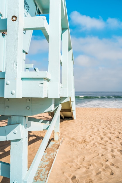 Detalles de la torre de salvavidas azul claro en la playa de Los Ángeles