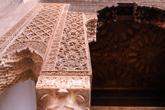 Detalles en las Tumbas Saadiens en Marrakech Marruecos