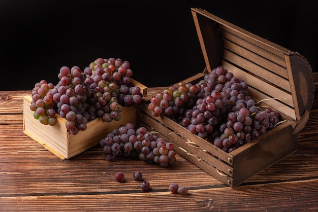 Detalles de uvas de hermosas uvas en una caja rústica sobre una mesa de madera rústica enfoque selectivo