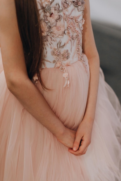 Detalles de un vestido de organza hinchado rosa para niños