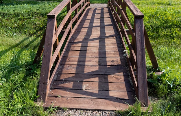 Detalles de un viejo puente de madera sobre un pequeño río