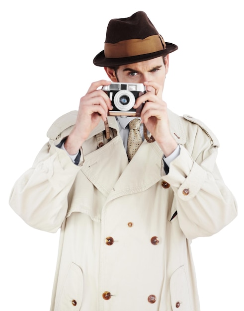 Detective fotógrafo y espía con retrato de hombre en estudio para reportero de vigilancia o investigación Prensa retro y secreto con agente sobre fondo blanco para paparazzi o periodista vintage