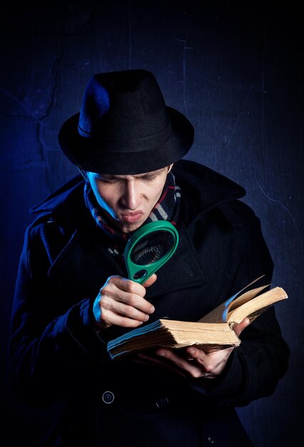 Detective con lupa y libro