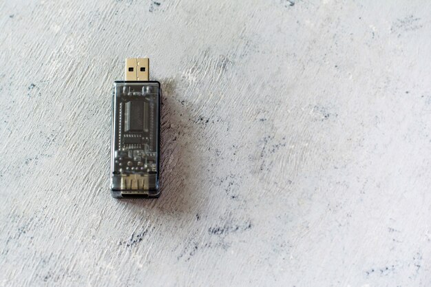 Detector de cargador de multímetro USB sobre un fondo gris