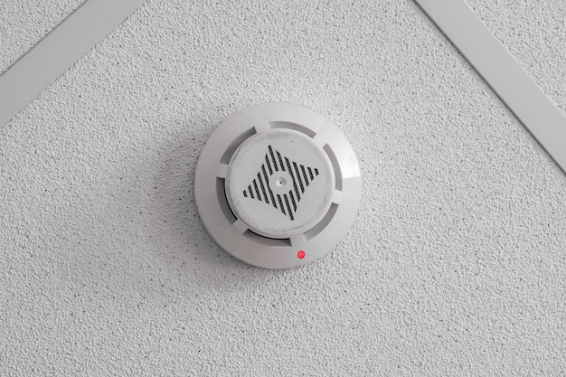 Detector de humo montado en un techo suspendido con LED reb