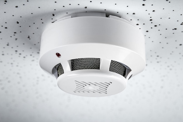 Detector de humo sobre fondo claro