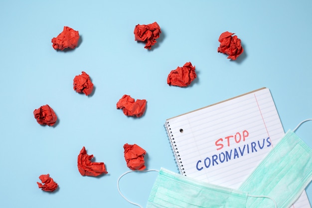 Detener el texto del coronavirus escrito en el cuaderno abierto