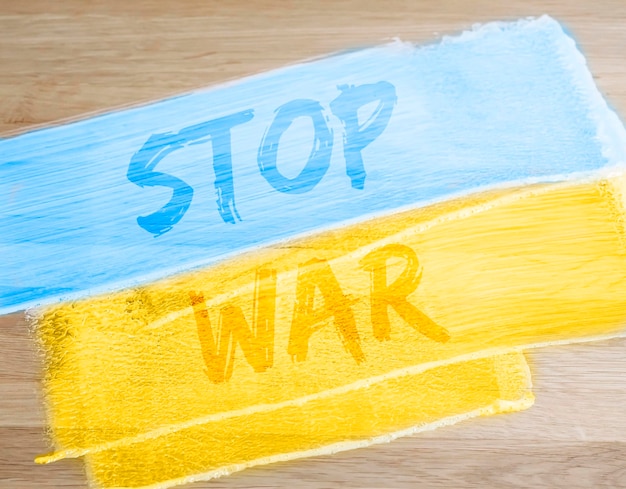 Detener el texto de la guerra en la bandera ucraniana azul y amarilla
