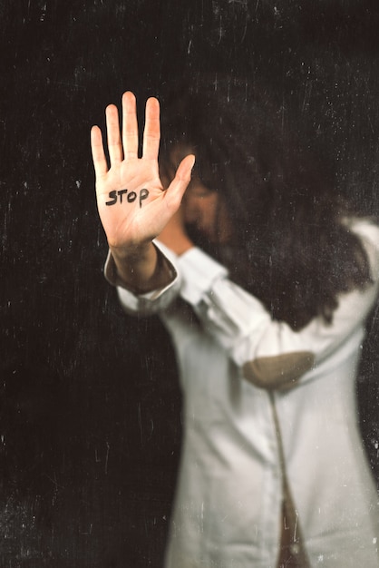 Foto detener la violencia contra las mujeres. mano diciendo alto.