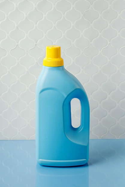 Detergente para ropa de niños en una botella azul en el baño. Diseño de maquetas de envases de botellas en blanco.