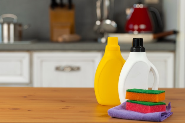 Detergentes de limpeza e ferramentas em um balcão de cozinha