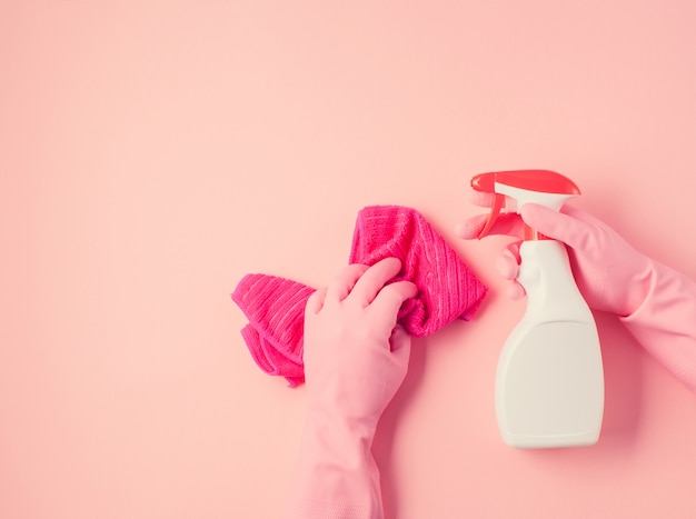 Detergentes e acessórios de limpeza em cor pastel. serviço de limpeza, ideia para pequenas empresas. vista do topo.