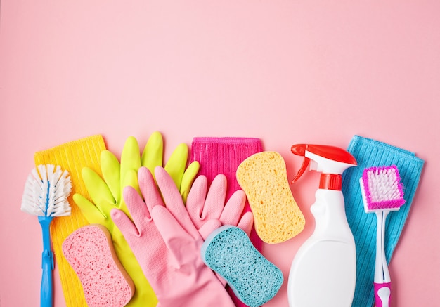 Detergentes e acessórios de limpeza em cor pastel.