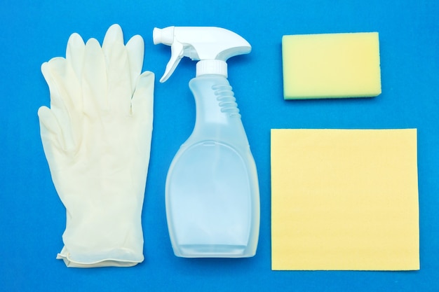 Detergentes e produtos de limpeza para lavagem, limpeza, desinfecção e tratamento sanitário