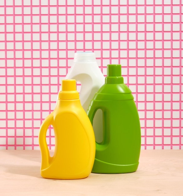 Foto detergentes líquidos de diferentes cores conceito de lavandaria