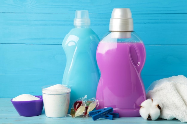 Detergentes para a roupa com sabão em pó e cápsulas em fundo azul