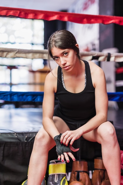 Determinación de un estilo de vida saludable y motivación para las artes marciales autodefensa MMA o Kickboxing Mujer que se pone equipo de protección