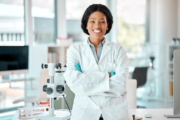 Determinado a obter resultados. Retrato de uma jovem cientista em pé com os braços cruzados em um laboratório.