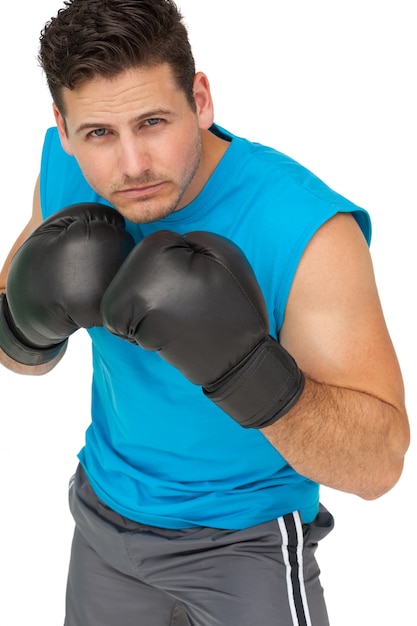 Determinado boxeador masculino focado em seu treinamento