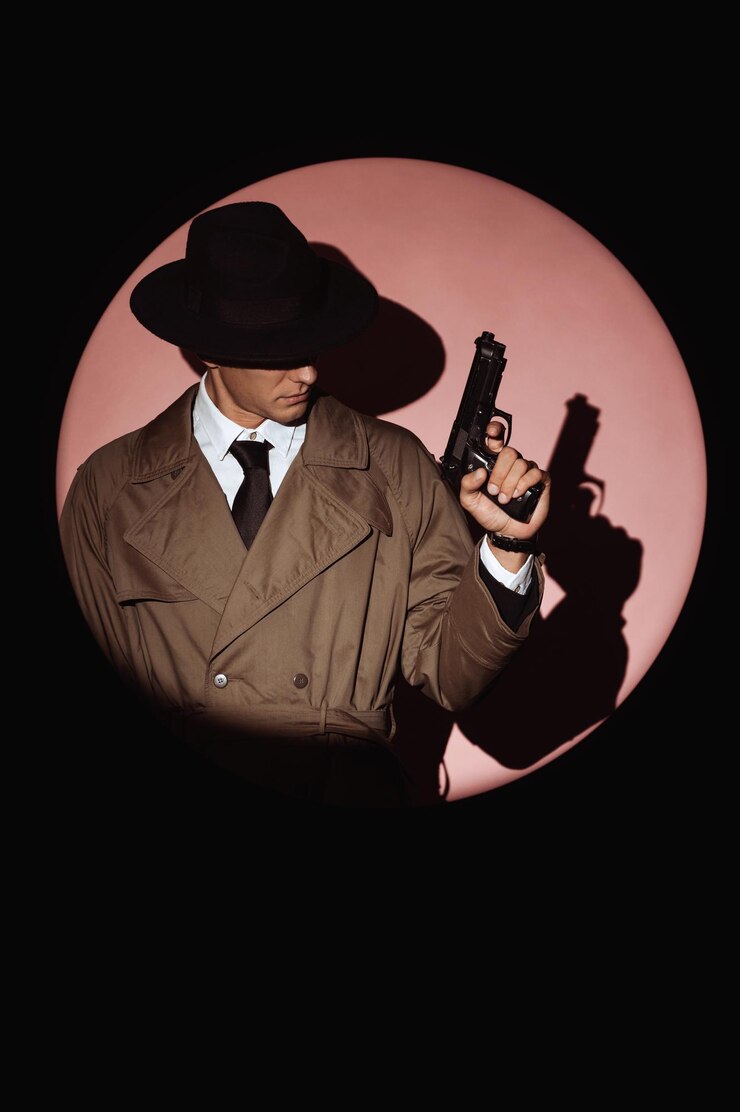 Foto detetive masculino de casaco e chapéu com silhueta de arma no estilo de livros de espionagem de filmes de detetive da década de 1950