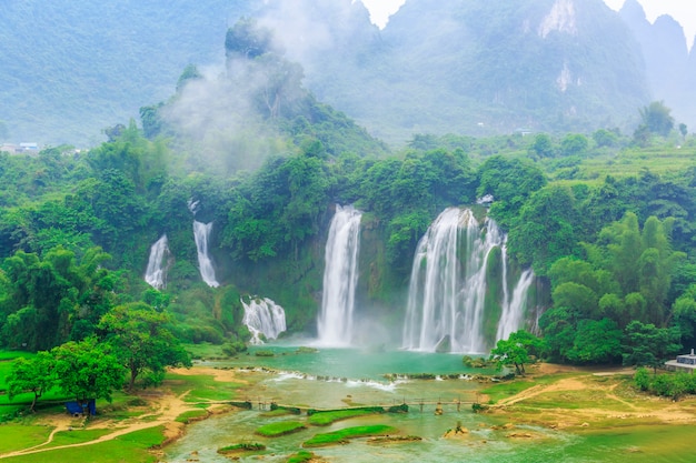 Detian Falls en Guangxi, China y Banyue Falls en Vietnam