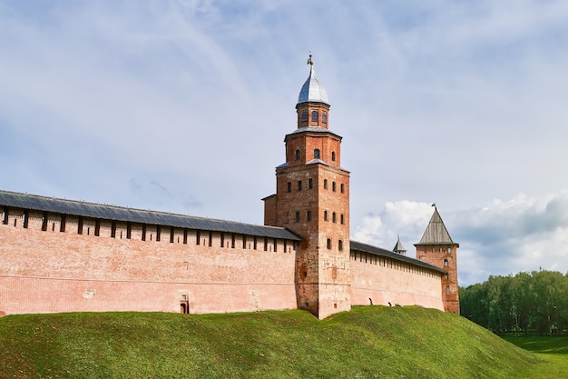 Detinets o Novgorod Kremlin paredes de la fortaleza de ladrillo rojo y atalaya de Kokui